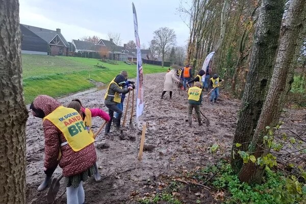 Schooljeugd plant bomen langs St. Jansbeek